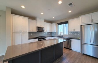 2548 S Escondido Blvd in Escondido, CA - Building Photo - Building Photo