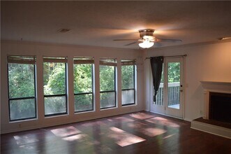 527 Warm Springs Cir in Roswell, GA - Building Photo - Building Photo