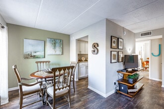 St. Charles Row in St. Petersburg, FL - Foto de edificio - Interior Photo
