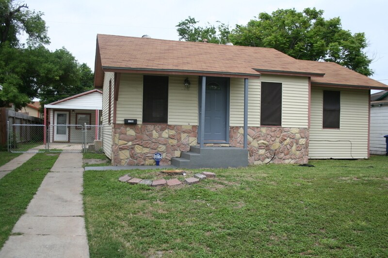 1750 Morales St in Corpus Christi, TX - Building Photo