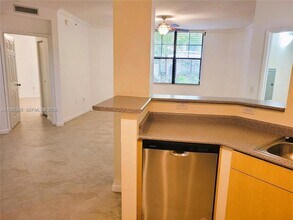 1919 Van Buren St, Unit 111A in Hollywood, FL - Foto de edificio - Building Photo