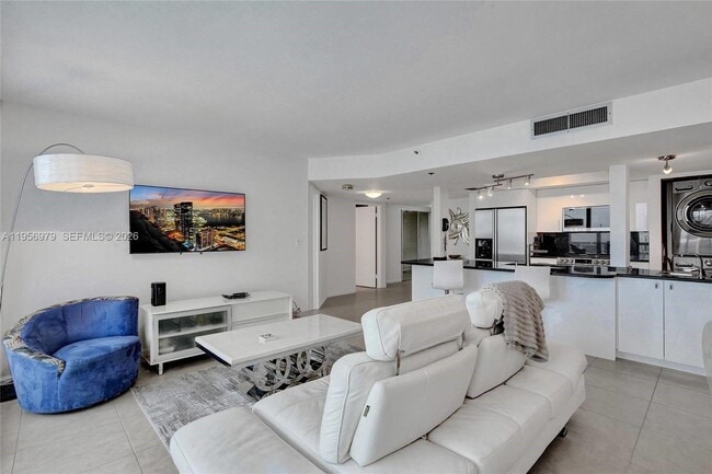 1717 N Bayshore Dr, Unit 2440 in Miami, FL - Foto de edificio - Building Photo