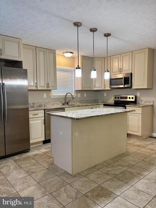 10886 Moore St in Waldorf, MD - Building Photo