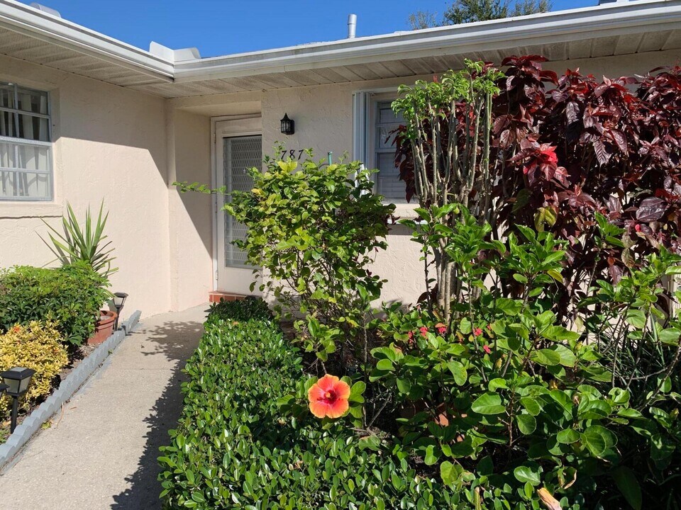 787 Nantucket Cir in Greenacres, FL - Building Photo