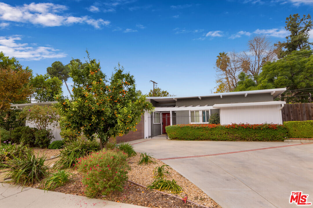 7747 Hesperia Ave in Los Angeles, CA - Building Photo