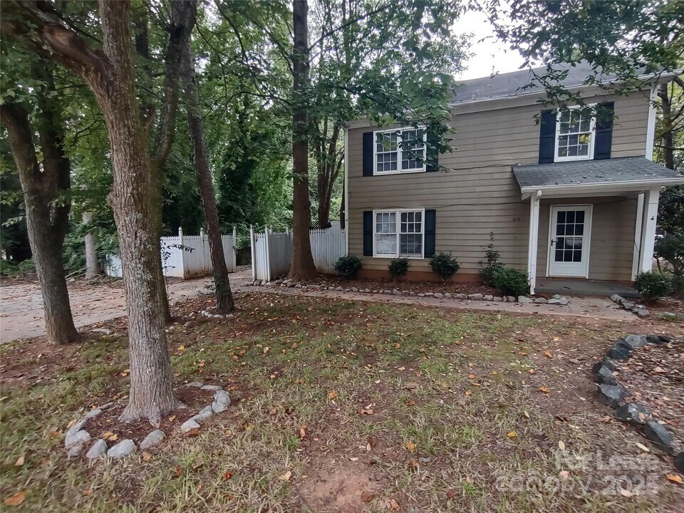 615 Rama Rd in Charlotte, NC - Building Photo