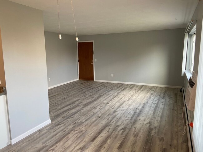 11 Winston Dr in Greece, NY - Foto de edificio - Building Photo