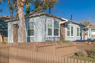 1728 N Sierra Bonita Ave in Los Angeles, CA - Foto de edificio - Building Photo