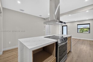 1011 NW 30th Pl in Miami, FL - Building Photo