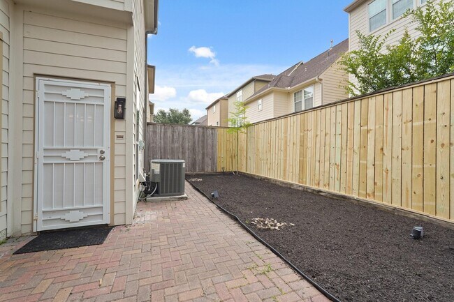 2615 Cheshire Oaks Dr in Houston, TX - Building Photo - Building Photo