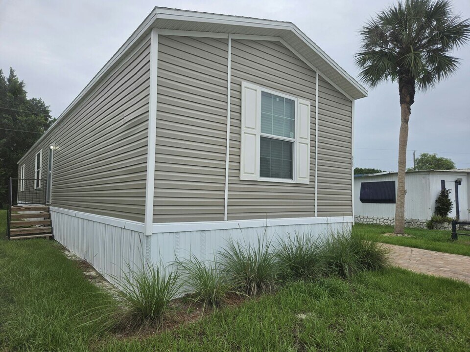 479 Suwanee Dr in North Fort Myers, FL - Building Photo