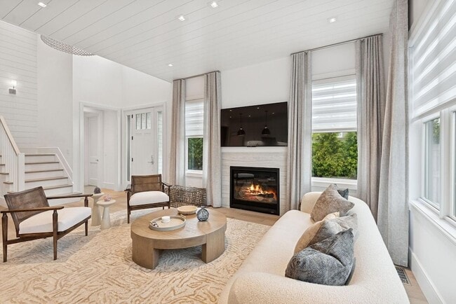 8 Magnolia Dr in Water Mill, NY - Building Photo - Building Photo