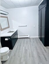 207 W Holly St, Unit Apt B Downstairs Unit in Owatonna, MN - Foto de edificio - Building Photo