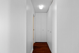 3660 N Lake Shore Dr, Unit 4410 in Chicago, IL - Building Photo - Building Photo
