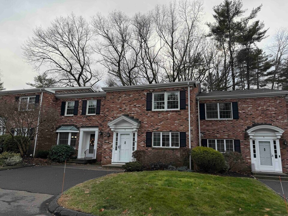 6 Tunxis Village in Farmington, CT - Building Photo