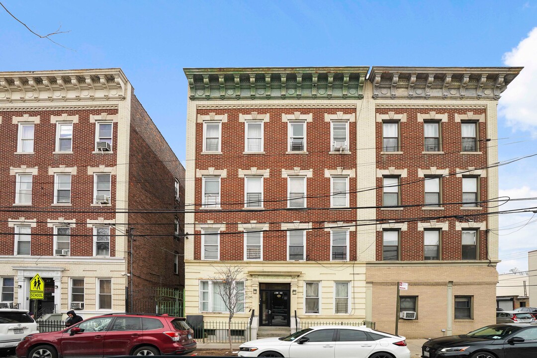 6109 Catalpa Ave in Ridgewood, NY - Building Photo