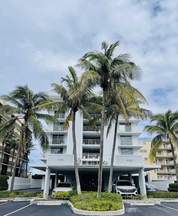 4200 S Ocean Blvd in South Palm Beach, FL - Building Photo