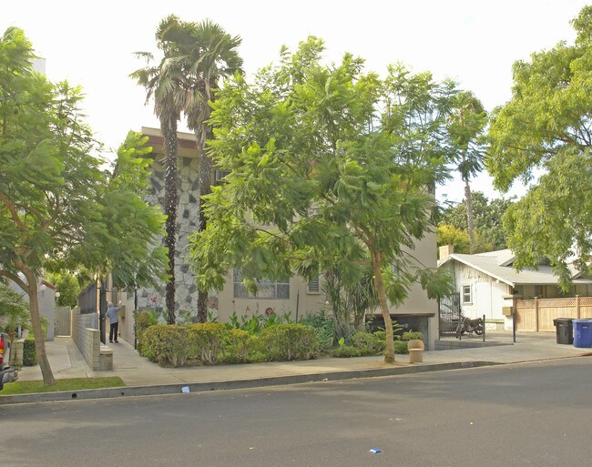 1131 N Fuller Ave in Los Angeles, CA - Foto de edificio - Building Photo