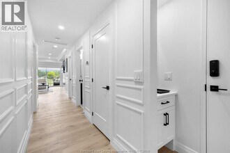 215 Lesperance Rd in Tecumseh, ON - Building Photo - Building Photo