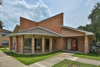 Cameron Village in Alice, TX - Foto de edificio - Building Photo