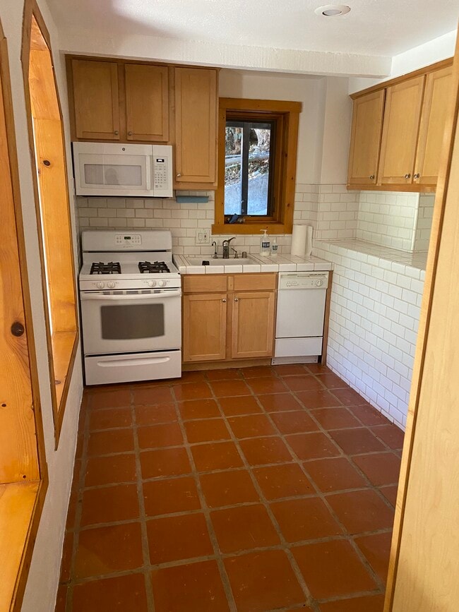 6206 Temple Hill Dr, Unit Lower in Los Angeles, CA - Building Photo - Building Photo