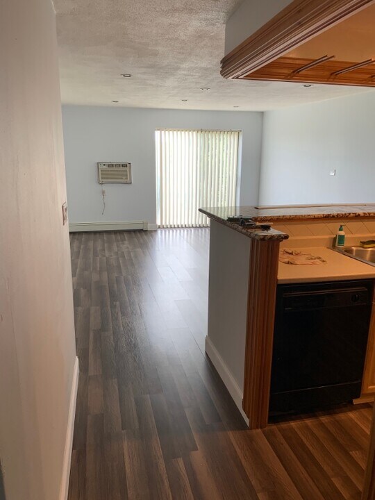 1100 Governors Dr in Winthrop, MA - Building Photo
