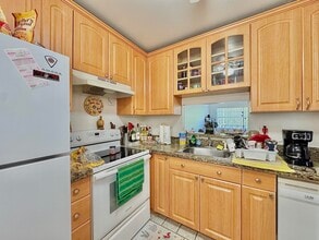 5181 W Oakland Park Blvd in Lauderdale Lakes, FL - Foto de edificio - Building Photo