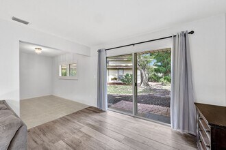 4280 Island Cir in Ft. Myers, FL - Foto de edificio - Building Photo