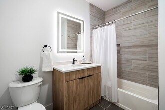 310 W Jersey St in Elizabeth, NJ - Building Photo - Building Photo
