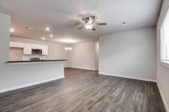 748 Wheatfield Dr in Venus, TX - Building Photo - Building Photo