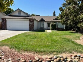 1521 Cottonwood Ct S in Visalia, CA - Building Photo