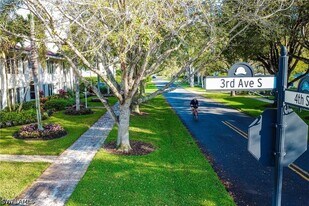 290 4th St S in Naples, FL - Building Photo