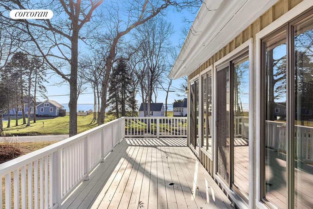 21 Peconic Ave in Shelter Island, NY - Building Photo