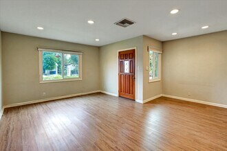 5863 Alonzo Ave in Encino, CA - Foto de edificio - Building Photo