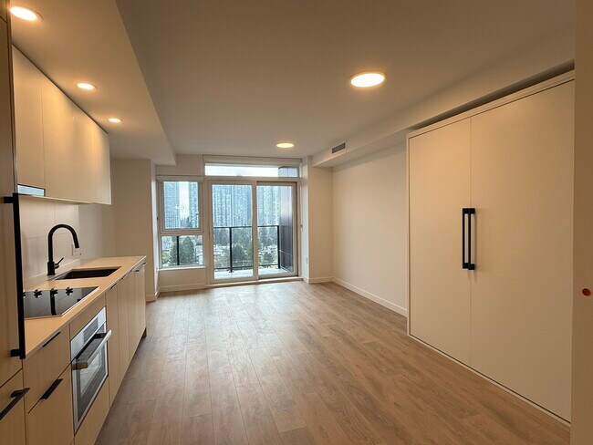 13738 Central Av in Surrey, BC - Building Photo - Building Photo