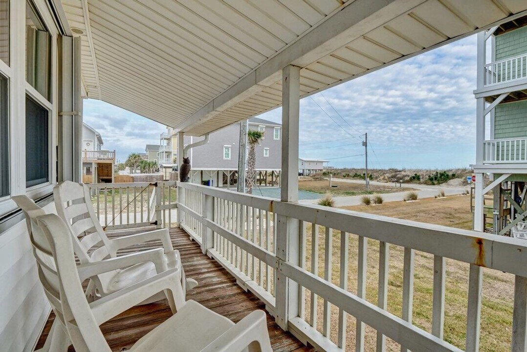 6404 14th Ave in North Topsail Beach, NC - Building Photo