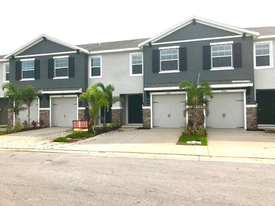 8640 Milestone Dr in Sarasota, FL - Building Photo