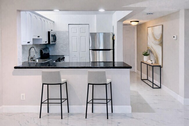 8060 S Colony Cir in Tamarac, FL - Building Photo - Building Photo