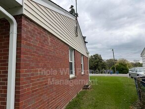 1045 N Florissant Rd in Ferguson, MO - Building Photo - Building Photo