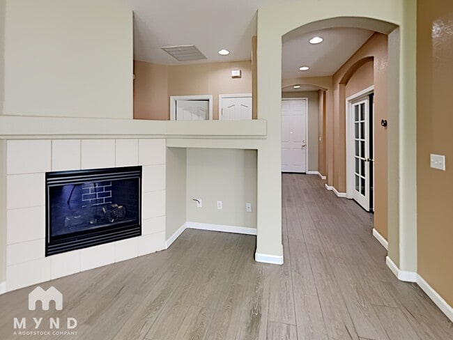 2040 Fenmore Way in Sacramento, CA - Building Photo - Building Photo
