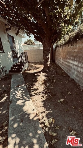 1134 N Avon St in Burbank, CA - Foto de edificio - Building Photo