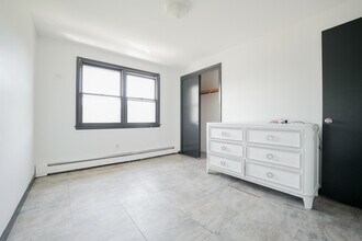 8 Albany Ave in New Britain, CT - Building Photo - Building Photo