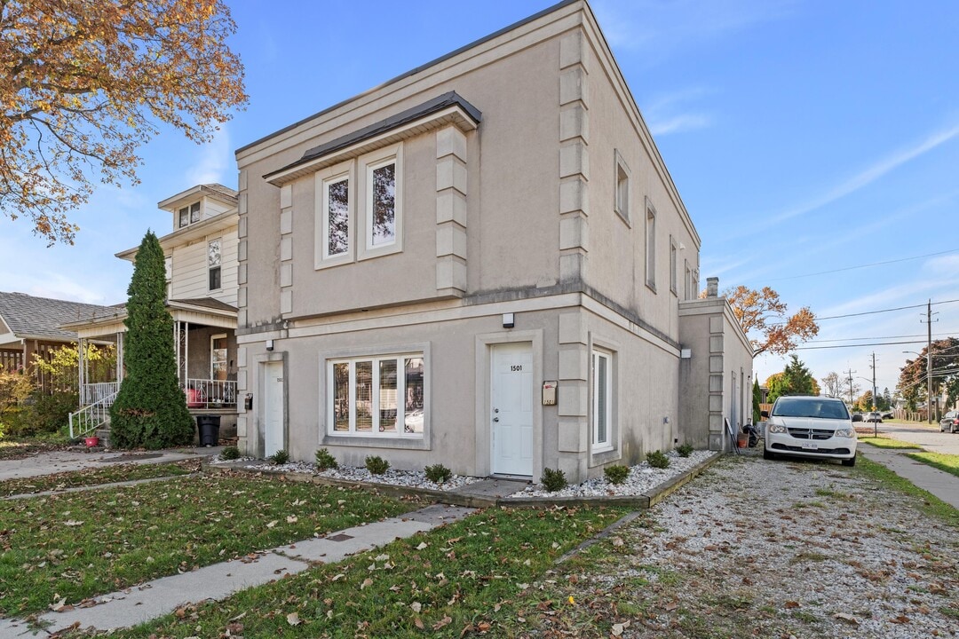 1501 Elsmere Av in Windsor, ON - Building Photo