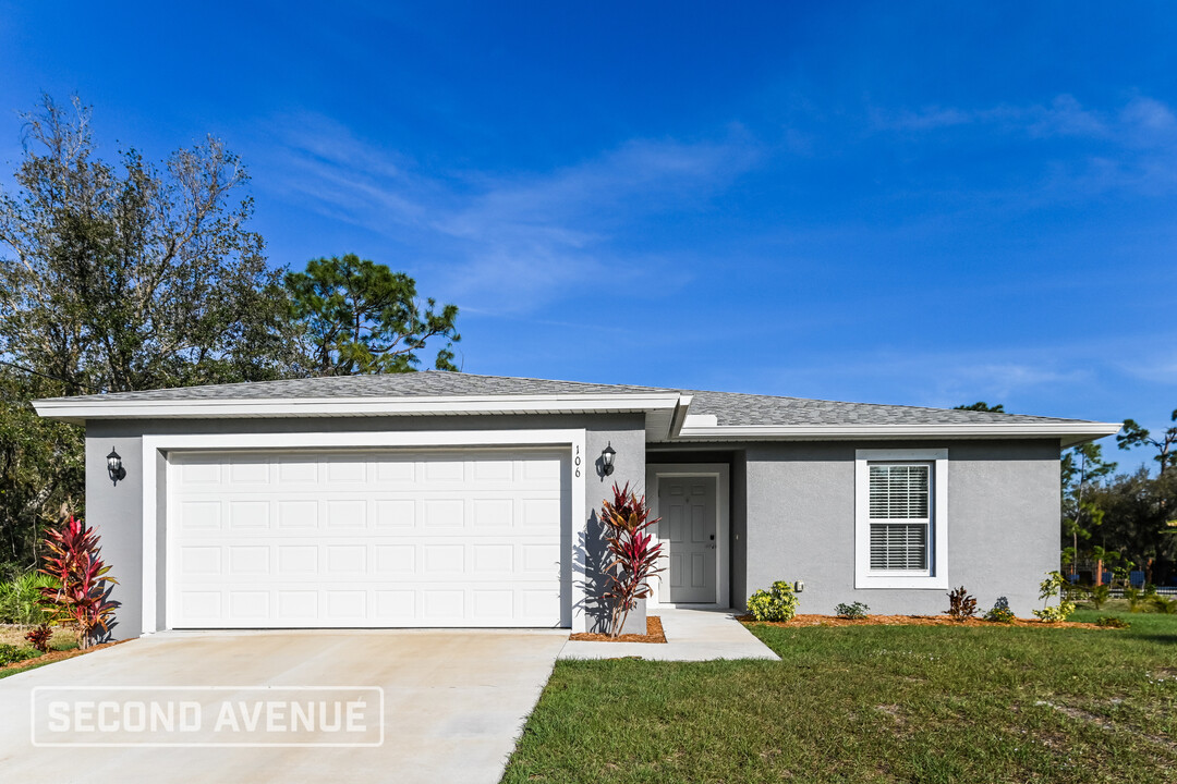 106 Baldur Dr in Port Charlotte, FL - Building Photo