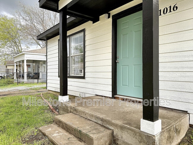 property at 1016 W Crawford St