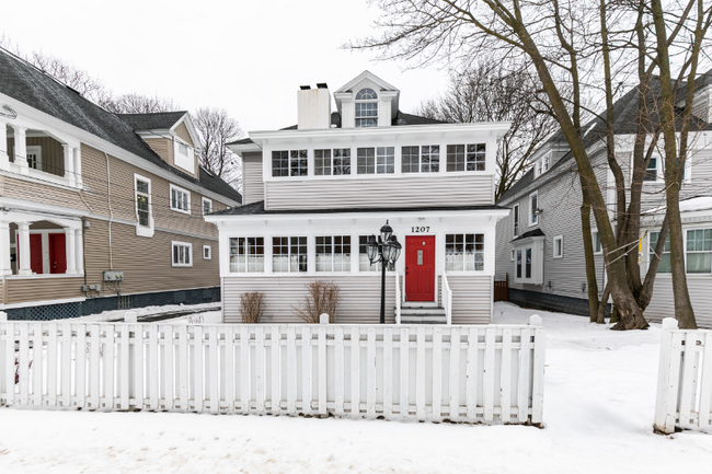 1207 Madison St in Syracuse, NY - Building Photo - Building Photo