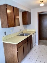 2462 Hawkins St in Klamath Falls, OR - Foto de edificio - Building Photo