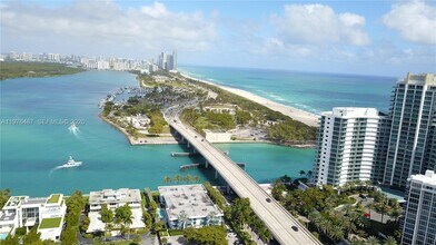 10210 Collins Ave in Bal Harbour, FL - Foto de edificio - Building Photo