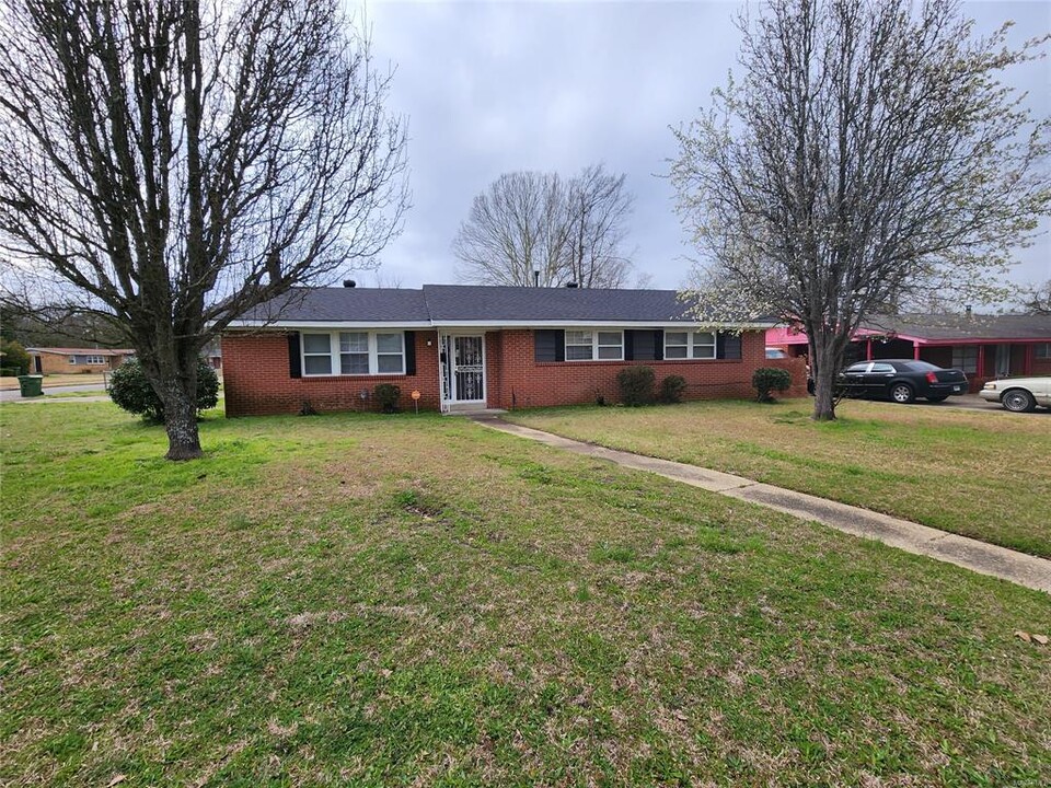 1220 Buckingham Dr in Montgomery, AL - Building Photo