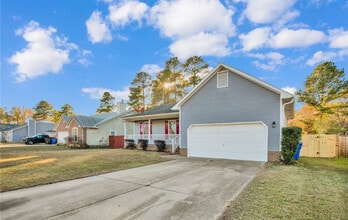 1332 Oak Knolls Dr in Fayetteville, NC - Foto de edificio - Building Photo